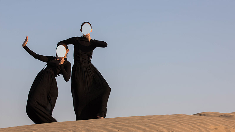 Dejha Ti Samania Rika Magazine Mirror Stages Dubai