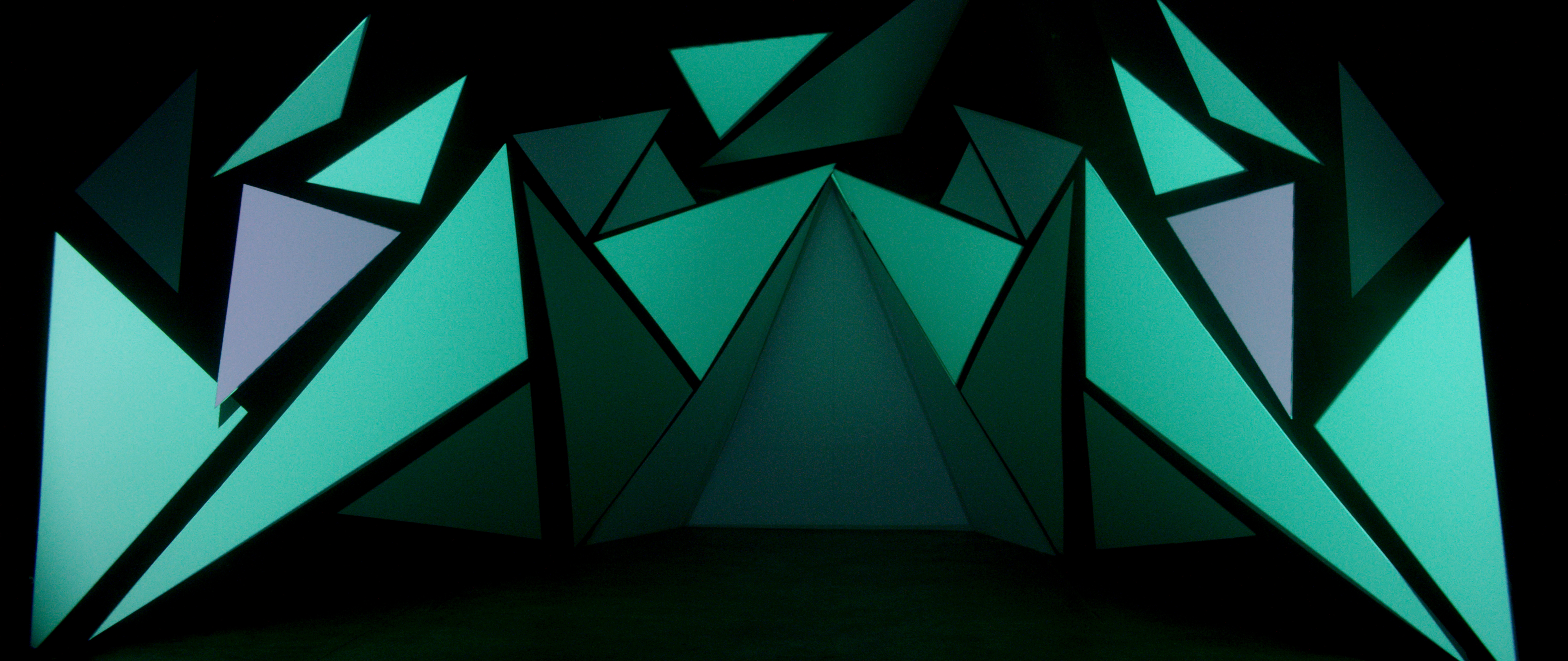 Masce - Triangle Room Projection Motion Control Set Design - Still 7