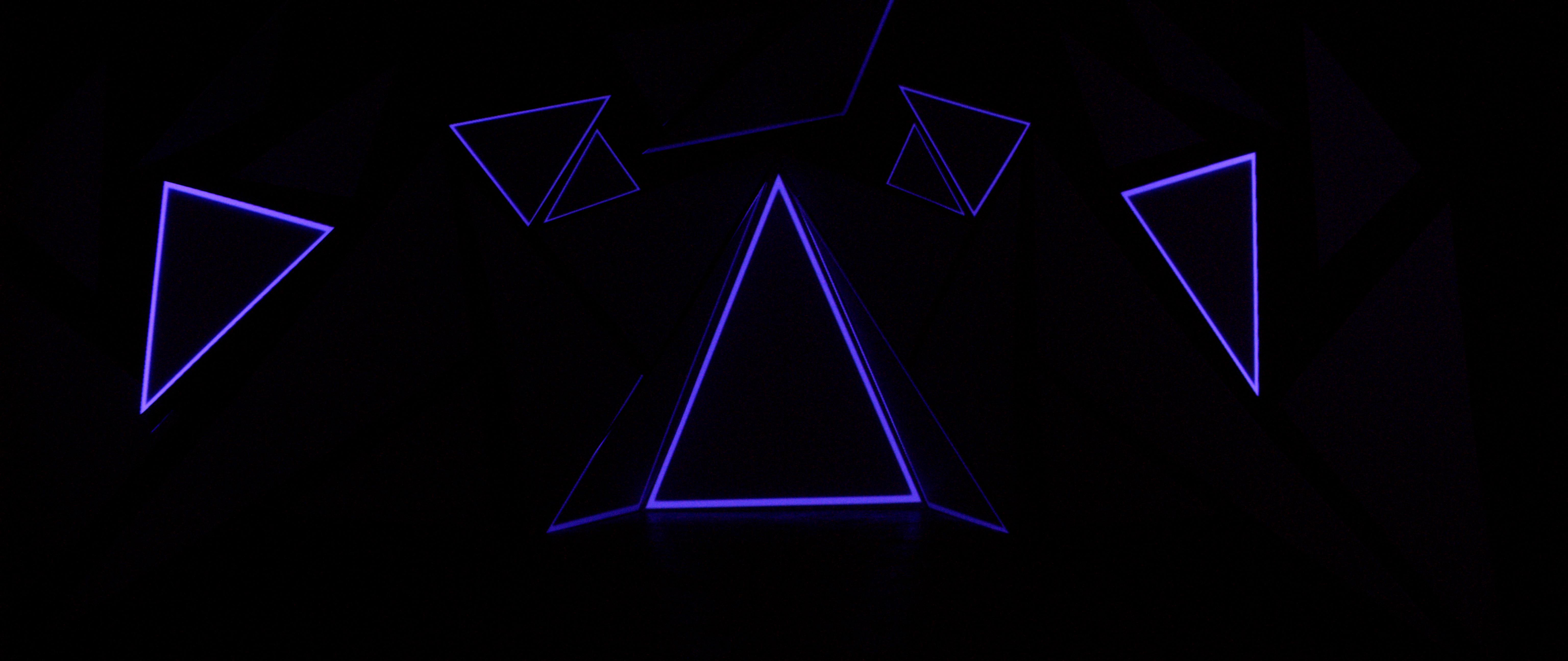 Masce - Triangle Room Projection Motion Control Set Design - Still 3